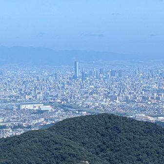 大阪方向
あべのハルカスも今日はよく見えます
今朝は週末ともあり、たくさんの方が来られていました。
いつもはさっさと下山しますが、今日は、山頂での朝食、無線交信とゆっくり過ごしました。