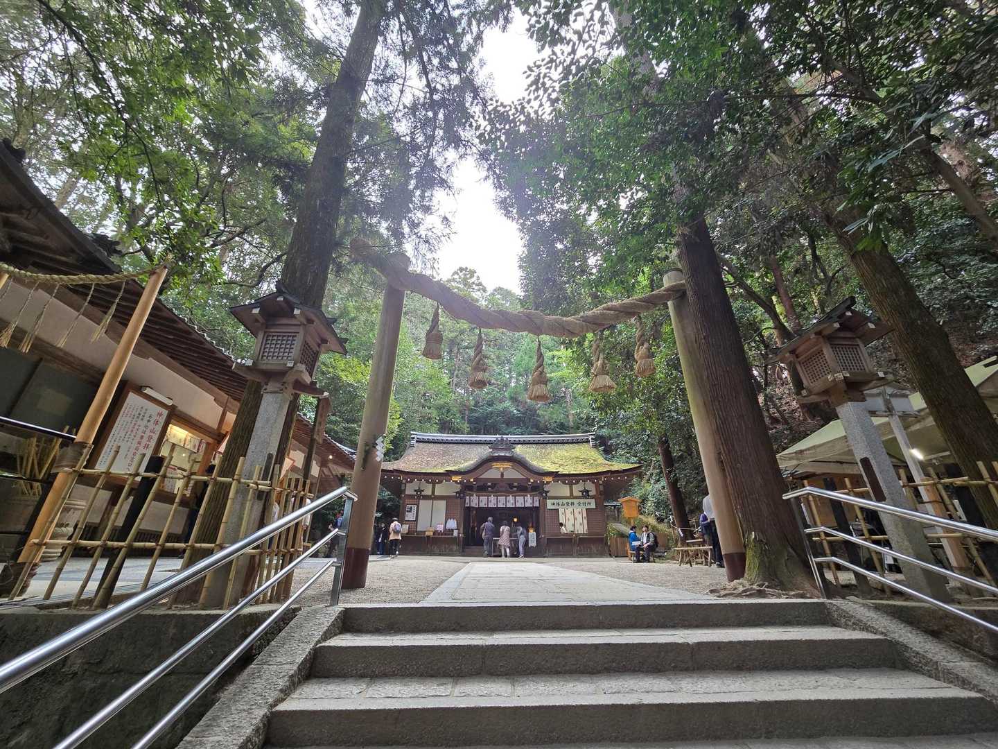 登拝はこちらの狭井神社より…万病に効くという「くすり水」で有名な神社⛩️です。