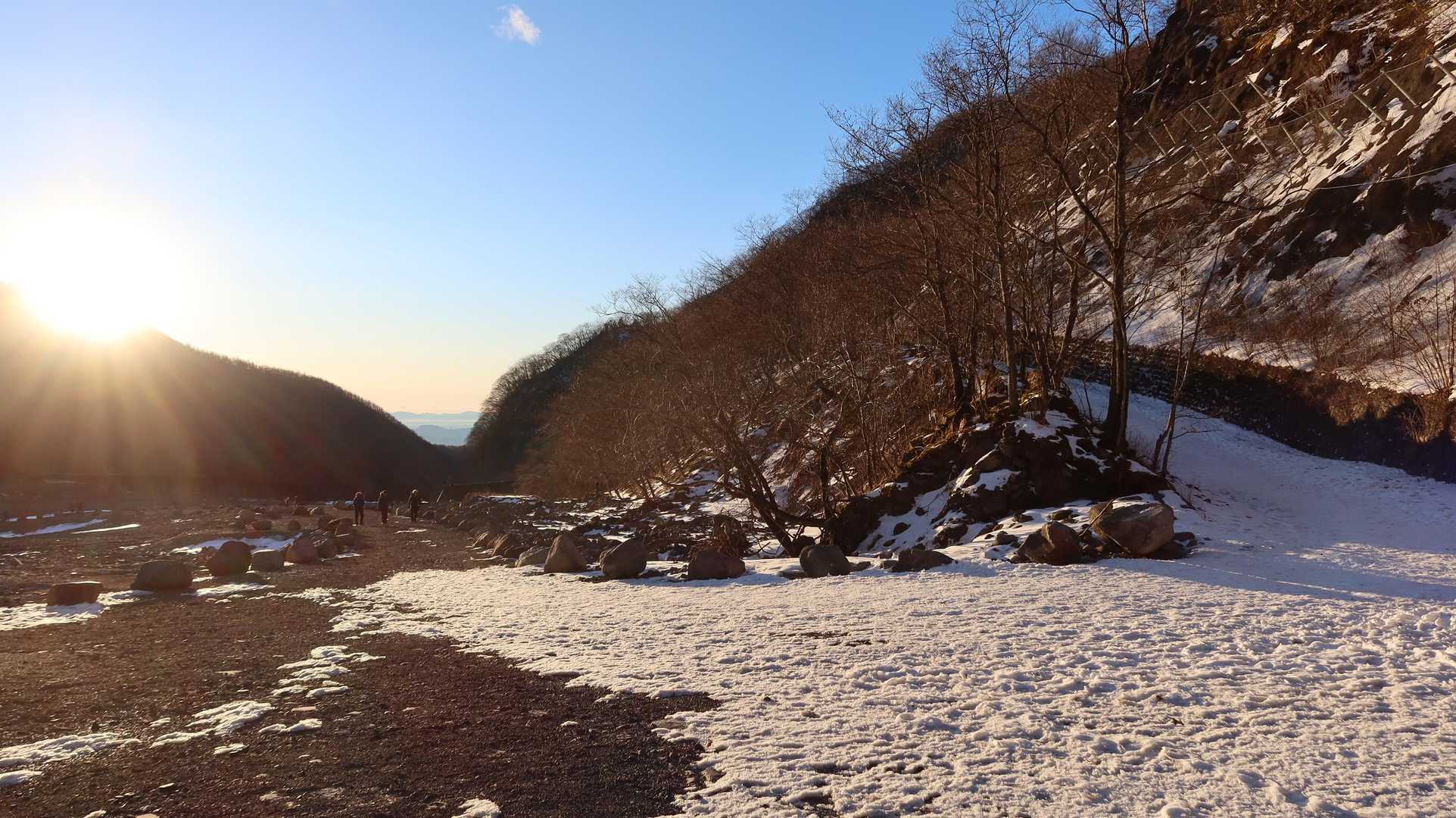 ここで初めてアイゼンを着けましたが、右に続くアス道の雪はほとんどなく、すぐにアイゼン外しました