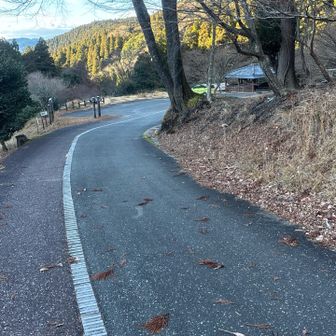 到着です
また、来ることは… 少ないかも？！と
駐車場🅿️環境は　良いんやけど…😑
ここからの　ルートは　ピストンでね。とアドバイスしときます🤭
さて！
いよいよ　年末年始ですね
皆さんの計画など？！してますか？！

たーぼー温泉♨️は　夜勤
やけど31日の夜　夜勤　公休日🎌
なので　初日の出登山🥾　計画してます
最初は英彦山かな？！と、思うたが…

第二候補の　嘉穂山岳が主催してる　馬見山　初日の出登山🥾かな？！と

どなたか？！　初日の出登山🥾　予定🗓️あれば、誘って下さい❣️