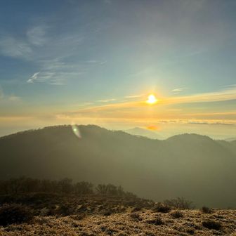 朝日を背に丹沢山から〜
