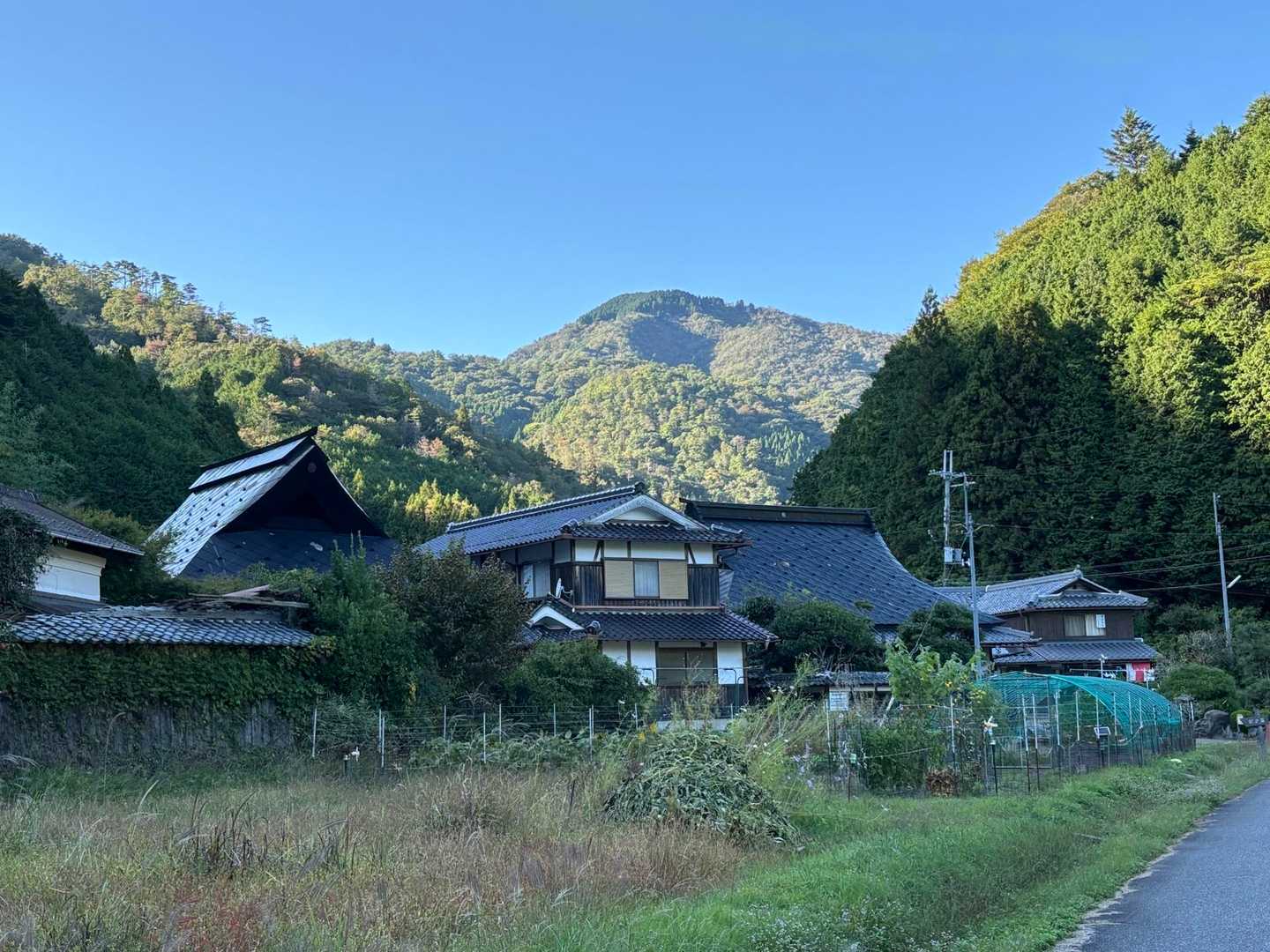 登山のお家と御嶽（三嶽）。