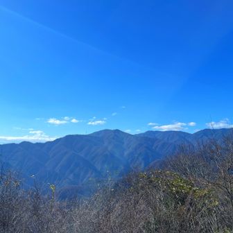 松姫峠から小金沢連嶺
中央が雁ヶ腹摺山