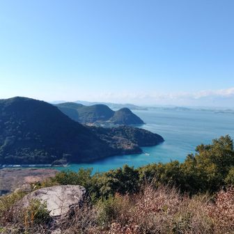 展望台の上からは瀬戸大橋方面にナイスビューありました✨

ここからさらに北へ向かって歩いていくと🚶