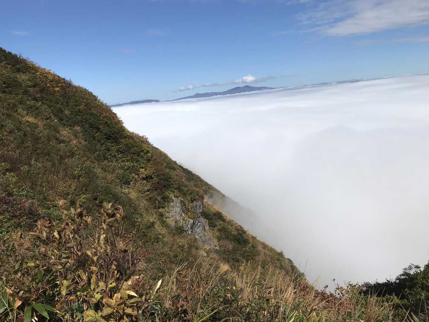 雲海の向こうに栗駒山