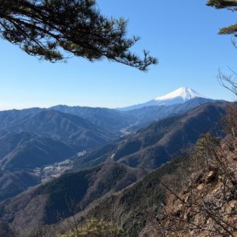 ワラビタタキ山頂から少し歩くと今日一番眺めの良いウバガ岩。道志村の中心部と富士山を一望。富士山の前が菜畑山。