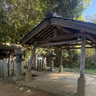 天香具山（あまのかぐやま）
※以下、橿原市ホームページより引用。
多武峰（とうのみね）山系から延びた尾根が、長い年月の中で浸食され、香具山の部分だけが残りました。風土記（ふどき）には天から降ってきたという伝承が残り、大和三山の中で最も神聖視された山です。そこから「天の香具（久）山」とも呼ばれます。