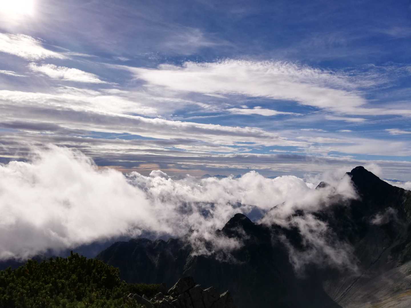 北穂の南陵テン場からの景色は素晴らしい。雲☁多し