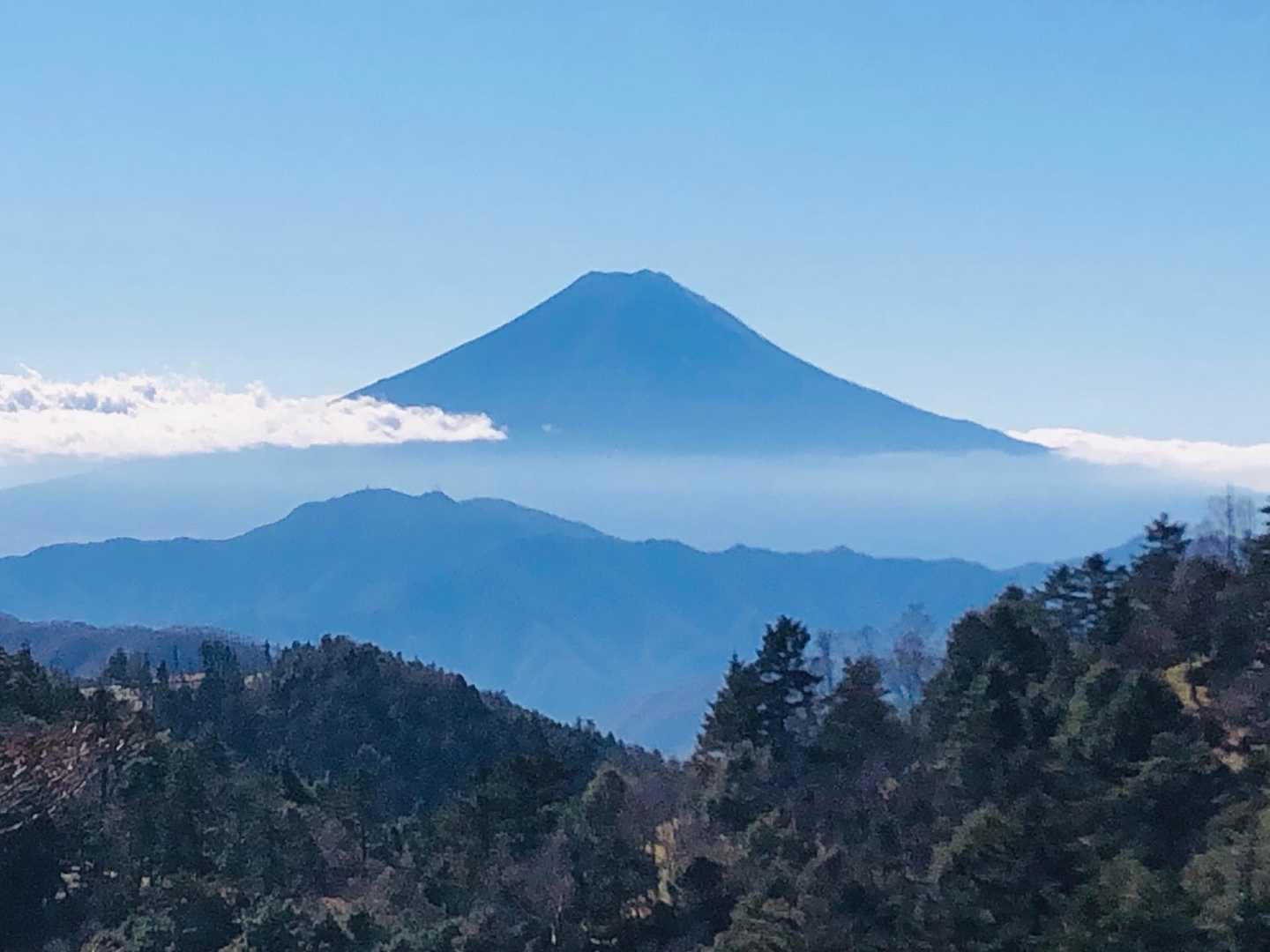 冠雪はまだのようですね❄️→よく見たら西側斜面に白いものが？→翌日のニュースで11/7初冠雪確認とのことでした🤗