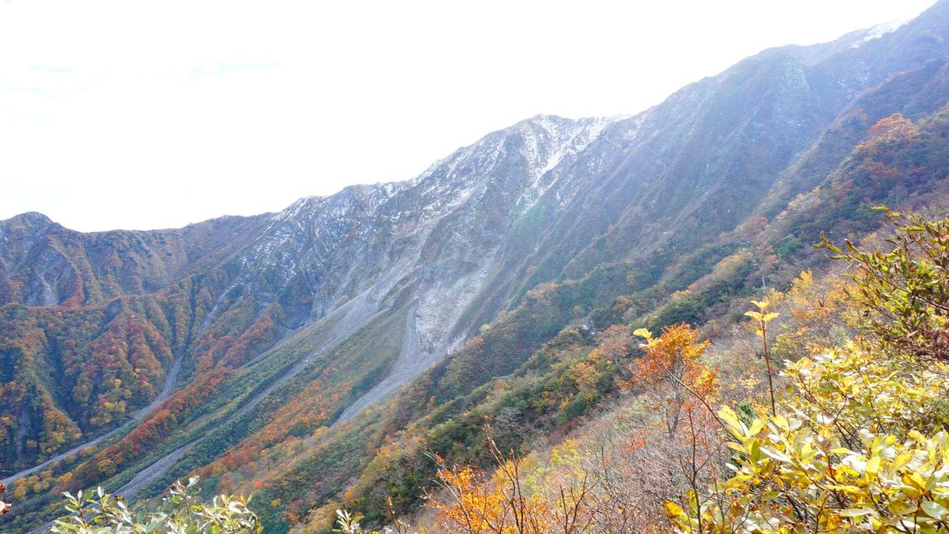 六合目からの景色✨

北側の斜面は荒々しくて格好いい
２日前の雪も残ってました