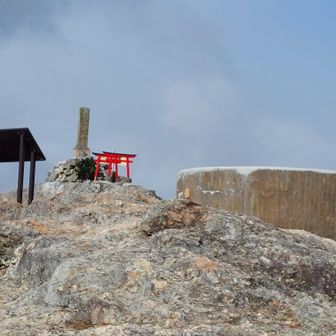 山頂。後ろには雪雲が迫ってる