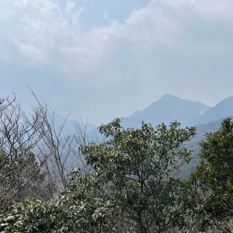 反射板手前の大きな岩の上に登り、右御在所岳、左鎌ヶ岳（木の枝に隠れていますが）  今日の登山で一番良い眺めでした😊