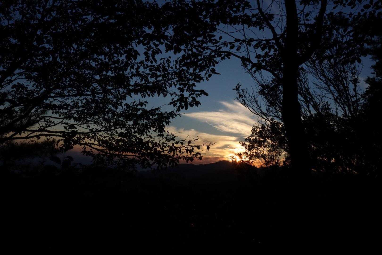 上板町の大山に沈みゆく夕陽🌇　いとをかし☺️