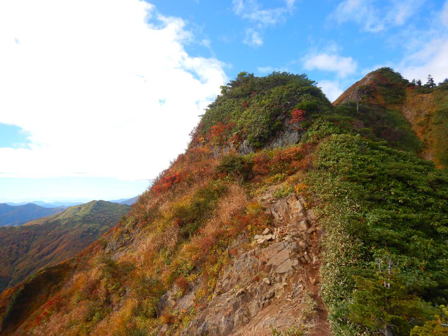 稜線に登りあげた！あと一息！この岩峰もかっこよし！