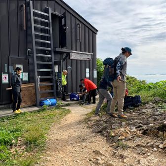 三国小屋到着。
切合小屋の方々もすぐに到着。