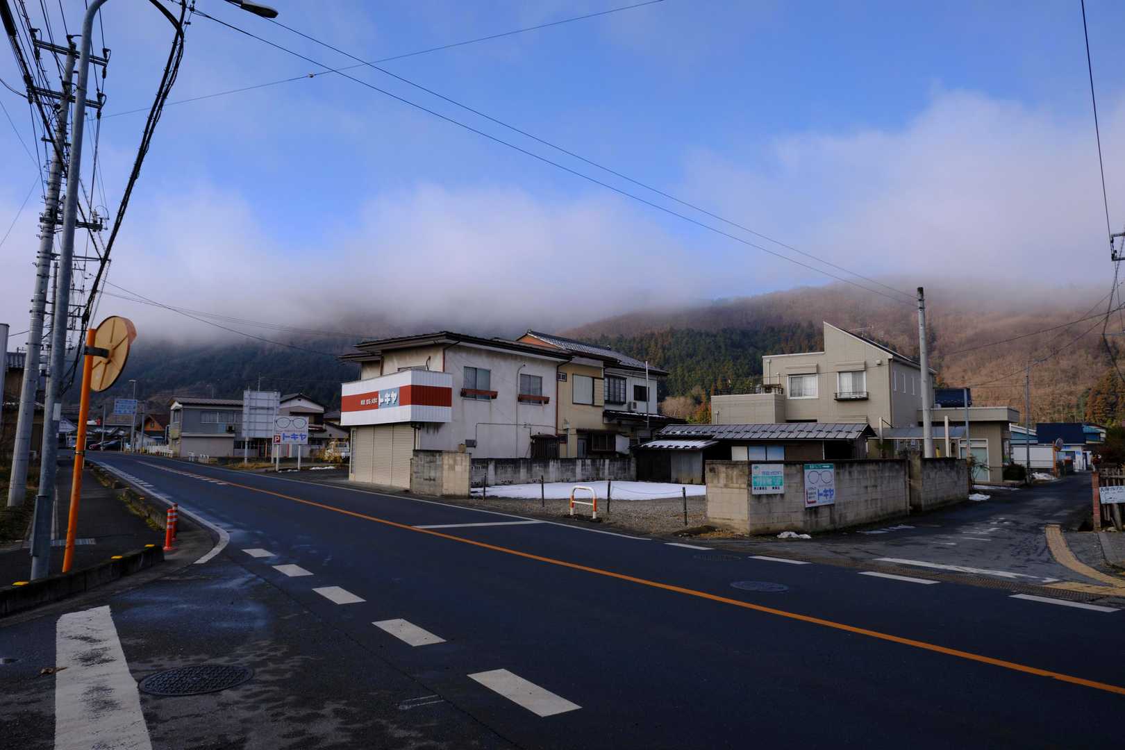 『野上駅』前で支度を整えたら、まずは道路を歩いて登山口を目指す。この時点で麓から望む『宝登山』方面(写真左奥)は、少々ガスに覆われがちであった。