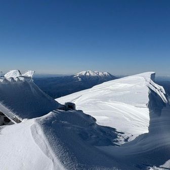 雪庇の向こうには御嶽山
