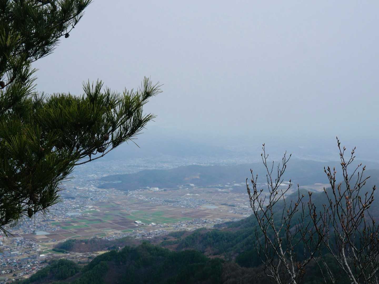 岩岩の小場所を登ると、上田方面の眺めの良い場所に出た！
　晴れ間が愛おしい🥰