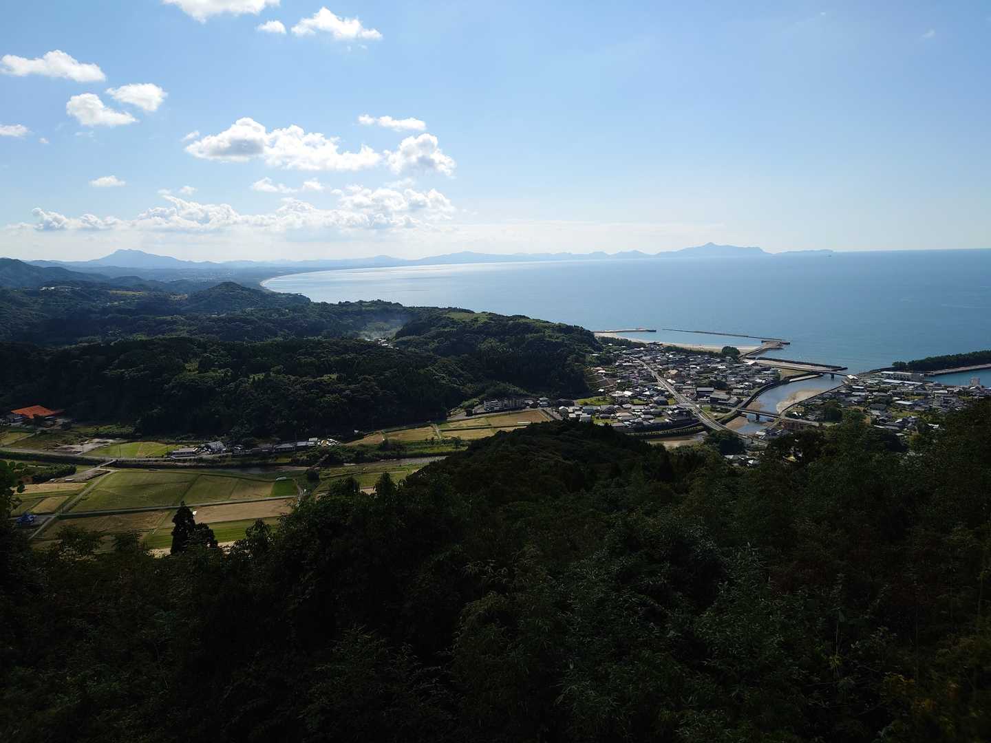 江口集落と東シナ海遠くに金峰山と野間岳