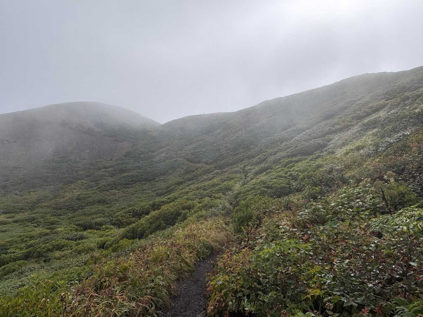 山頂方向も明るくなってきた
