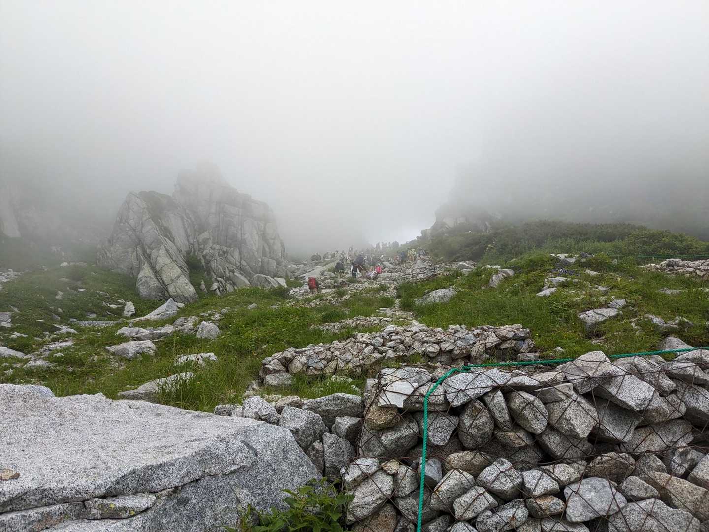 この時間は下山する人達のスゴい行列に逆らって登るので結構大変でした💦