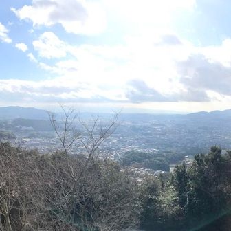 右は仏頂山･宝満山の重なりから小さな愛嶽(おだけ)山、奥に古処山系の山々が控えつつ手前に大根地山から宮地岳って感じでしょうか
愛嶽と宮地岳は未踏です
いつか登らねば･･･