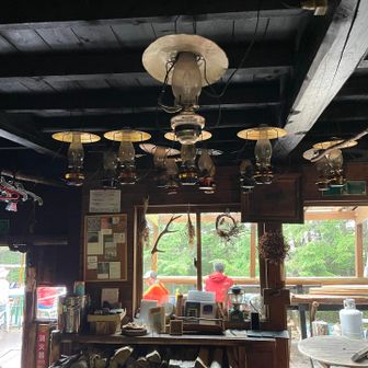 高見石小屋にイートイン！ランプ素敵