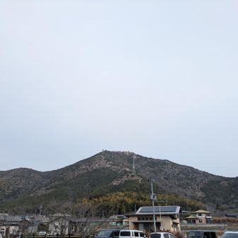 スゲー、サイコー言いながら、色々回ったもののこれといった撮れ高はナシ💧
ずいぶん遅れて高御位山着。
悩んだ挙句、結局地元一番人気のお山に決定。