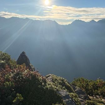 岩場を登り抜戸岳ピーク。からの槍穂高連峰