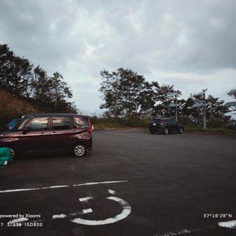 枝折峠に4時前に到着🚙
車中も含めてもっと駐車している車が多いと思いきや10台弱でした