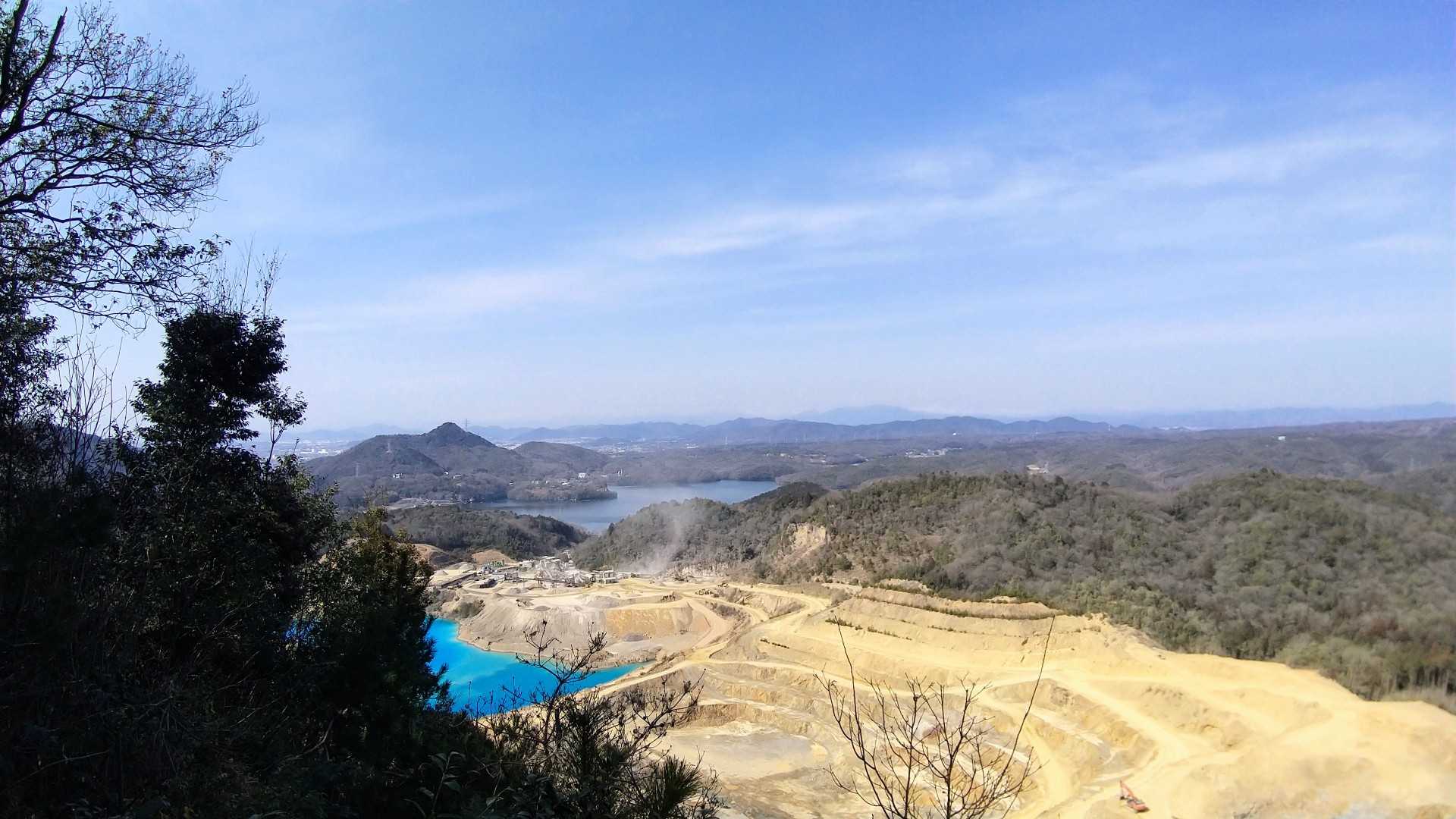 採石場のコバルトブルーの池!!
奥は尾張富士と入鹿池!