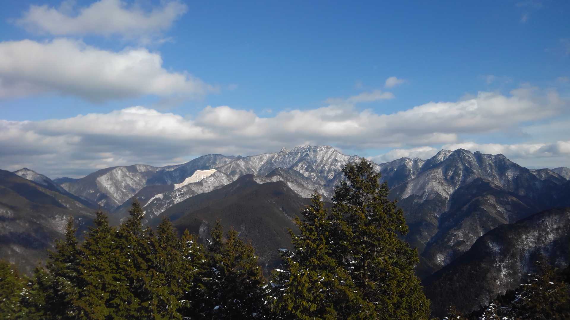 林道出合からの大普賢岳。
・スノーシューを外しアイゼンにて川合登山口へひたすら下山です。