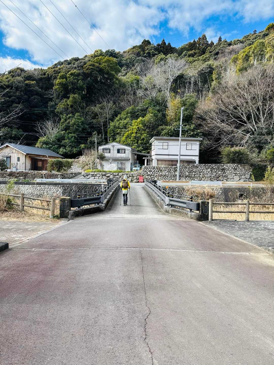 城山橋で 五ヵ所川を渡り
五ヶ所浅間山の神様にご挨拶に行ってきまーす 🦍.•*¨*•.¸¸


愛洲の館に 駐車させていただきました 🚗🚻
ありがとうございます