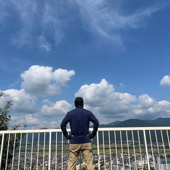 サイクリングにも関わらず、ズボンはサイクルパンツでは無く、実はYAMAPのアウトレットで買ったベーシックトレイルアンクルパンツ/UNISEXです。
伸びる生地と通気が良くて、スマホ専用のサイドポケットも便利です。

