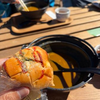 ワタシは持参してあったパン🥖を
追い追い追い‼️パンパンスパパン🥖‼️
カレーにつけると美味いのよ〜ん！
しかしこれだけでは
カレーにパンでカレーパンとはならないが。