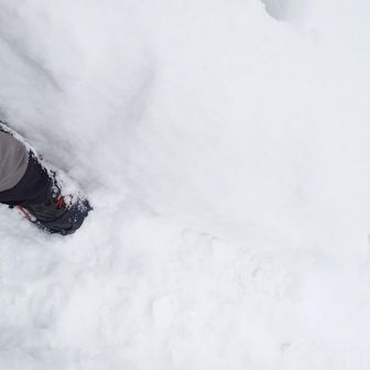 雪山登山の格好。駐車場整理の方に「石段登って来たんですね!」と声かけられ、る「いいえ、雪深くて時間心配で、車です…こんなに駐車場待ちなら登ればよかったです…」と会話💬