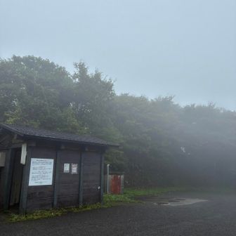山頂近くの駐車場。
平日で、しかもこんなお天気なので車はほとんどいない。