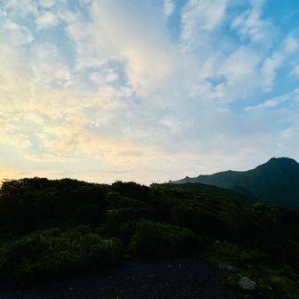 朝陽の影になる大船山