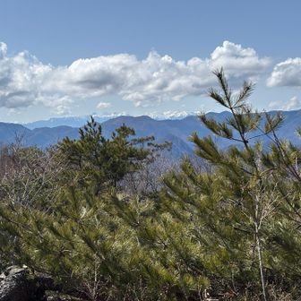 雲の下に槍穂高連峰がうっすら白く見える