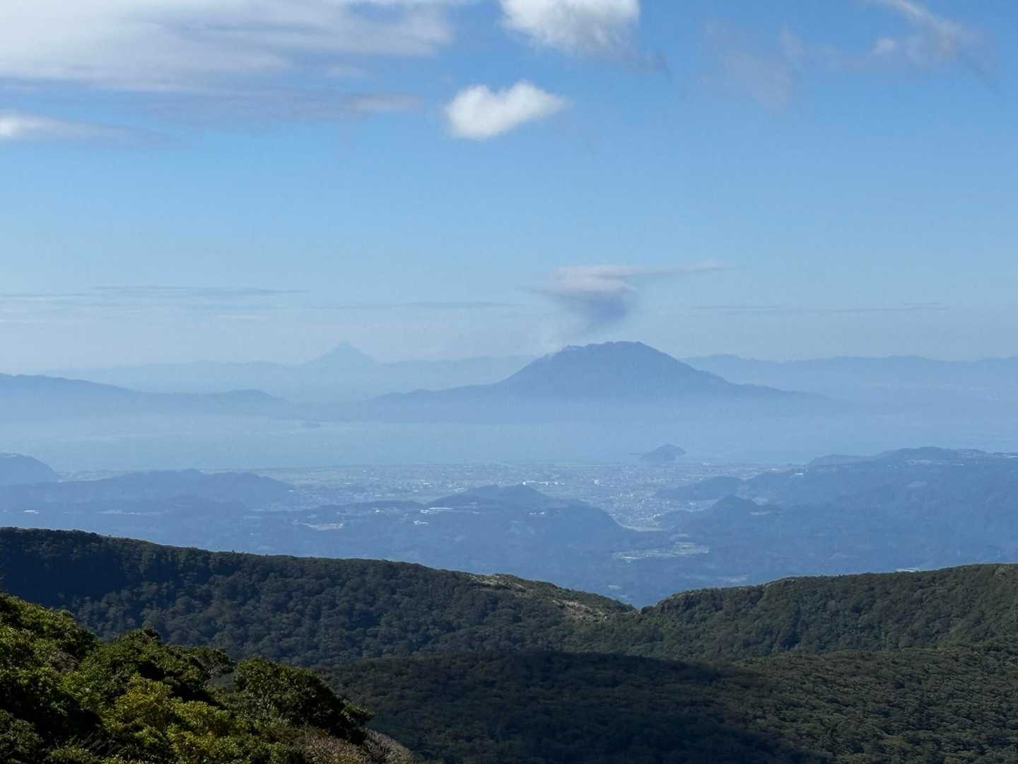 韓国岳 | 爆裂火口と霧島連山のパノラマを一望する百名山の王道コースの写真
