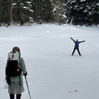 凍結したみどり池ではしゃぐ山友と少し引き気味の山友。
