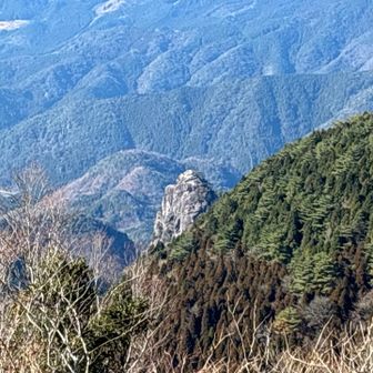 山頂からの蟹足岳👀