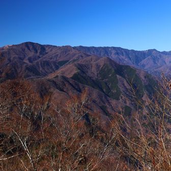 三ツ森北峰から眺める大菩薩連嶺。左が黒岳で、右端が大菩薩でしょうか。