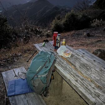 無風で、着込んでればそんなに寒くはありません…　🥐☕ノンビリ待つとしましょ〜か…　ただ🌄見逃しちゃうとマズイんで〜居眠り💤はできませんね〜😄