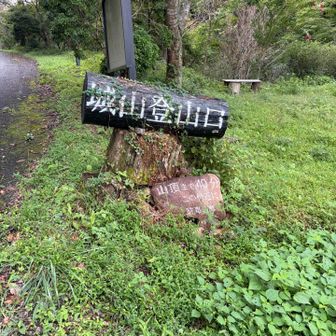 ここが登山口やな。
車も3台くらいら駐車できそう。