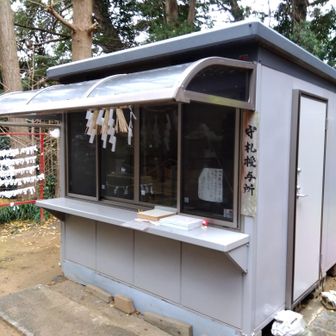 
換気扇があるのではないかと、思わず裏に周ってしまいましたよ。


兄ちゃん、6個？8個？


って声を掛けられそうな、たこ焼き屋仕様のプレハブが建っていましたよ。


全天候対応タイプですね。


何ででしょう。
学生の時に下校時に食べてた、そんなに美味しくない、ベチョベチョのあのたこ焼きが食べたくなってきましたよ。
