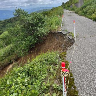ここが崩れているため、上の駐車場は行けない模様。軽自動車なら通れますが、念のため止めていたほうが無難。