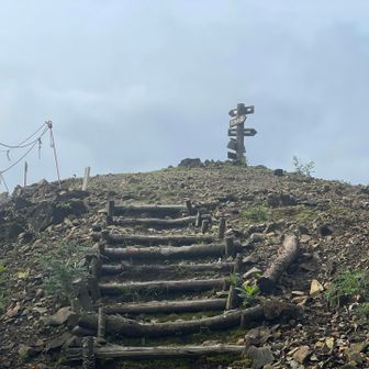 吉祥山頂上への木段。