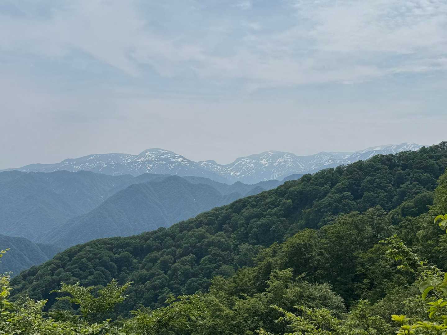 朝日岳、雪倉岳方面。