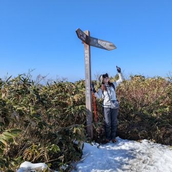 ここでルートが直角に曲がるのですが、以前は冬の下山時にそのまま進んでしまい事故に繋がることがあったそう。この標識ができたおかげで、遭難や滑落事故がなくなったそうです🙏🏻ありがたい〜